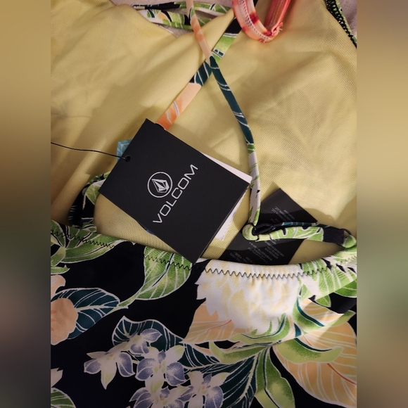 NWT VOLCOM Girls Sunny Beach One Piece Swim Black Tropical Floral 10 - Picture 4 of 5